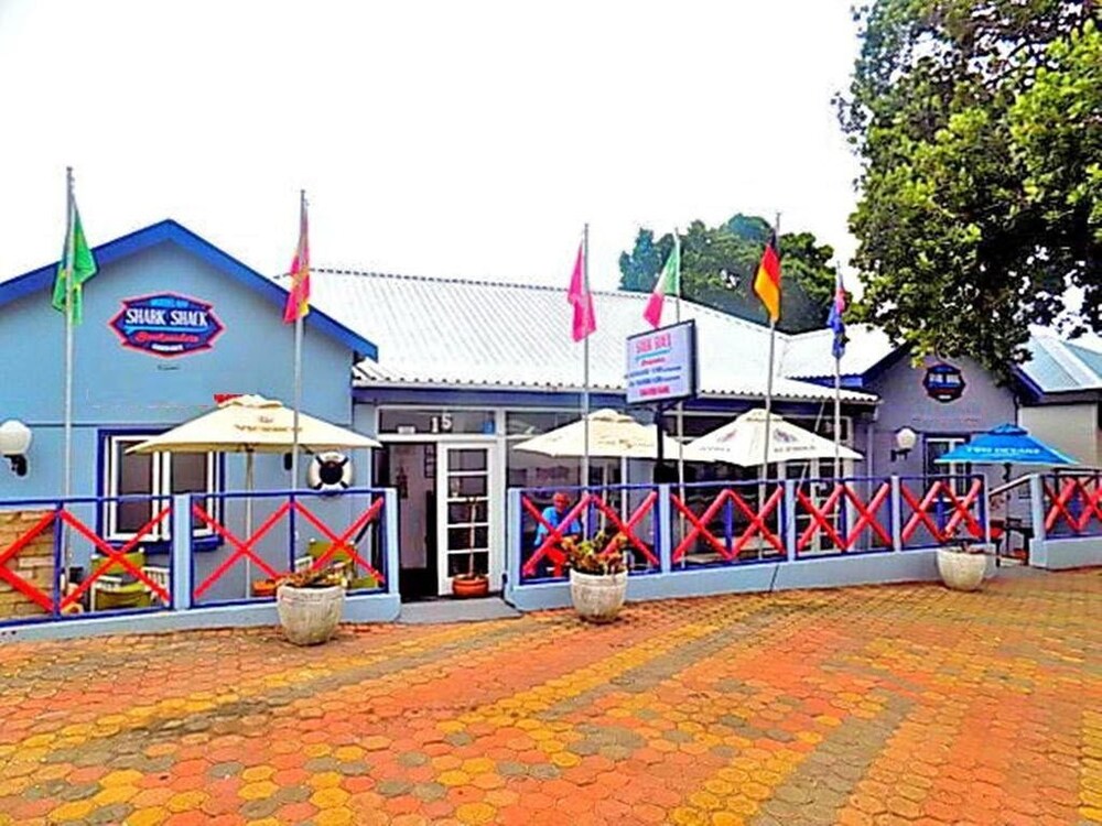 Dolphin House Backpackers & Self Catering Accommodation