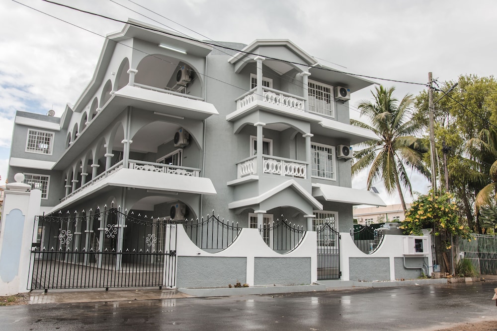 Lovely 3-bed Apartment in Flic en Flac