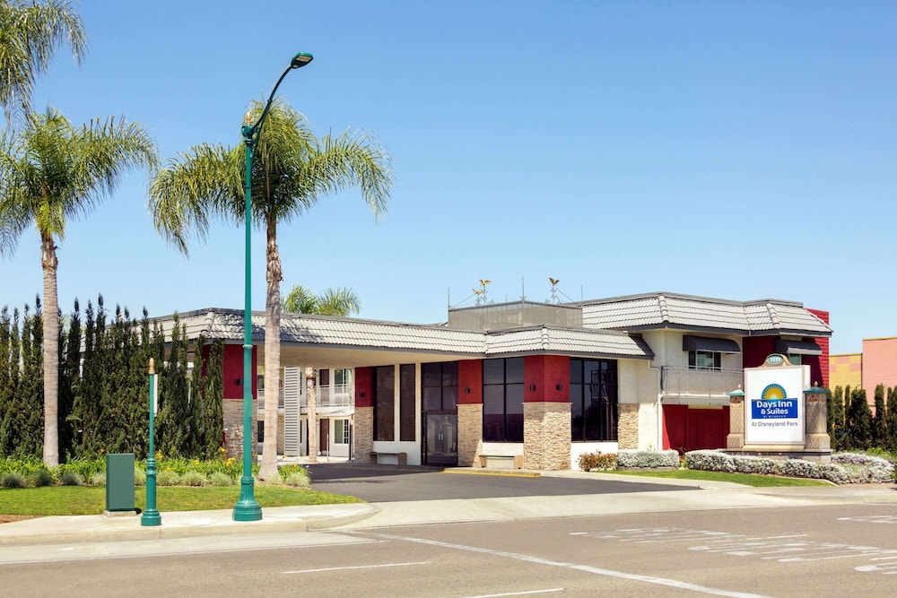 Days Inn & Suites Anaheim At Disneyland Park