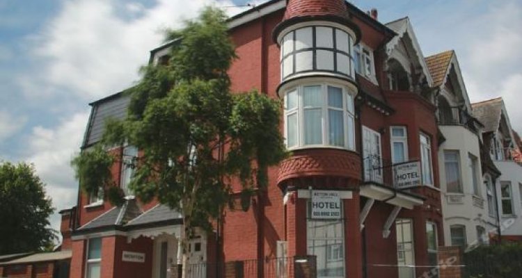 OYO TamTam Acton Hotel